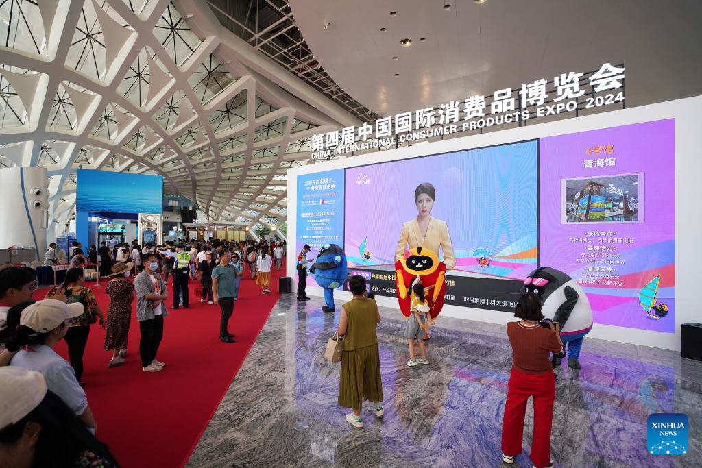 AI technology products attract visitors at ongoing CICPE in S China's Hainan