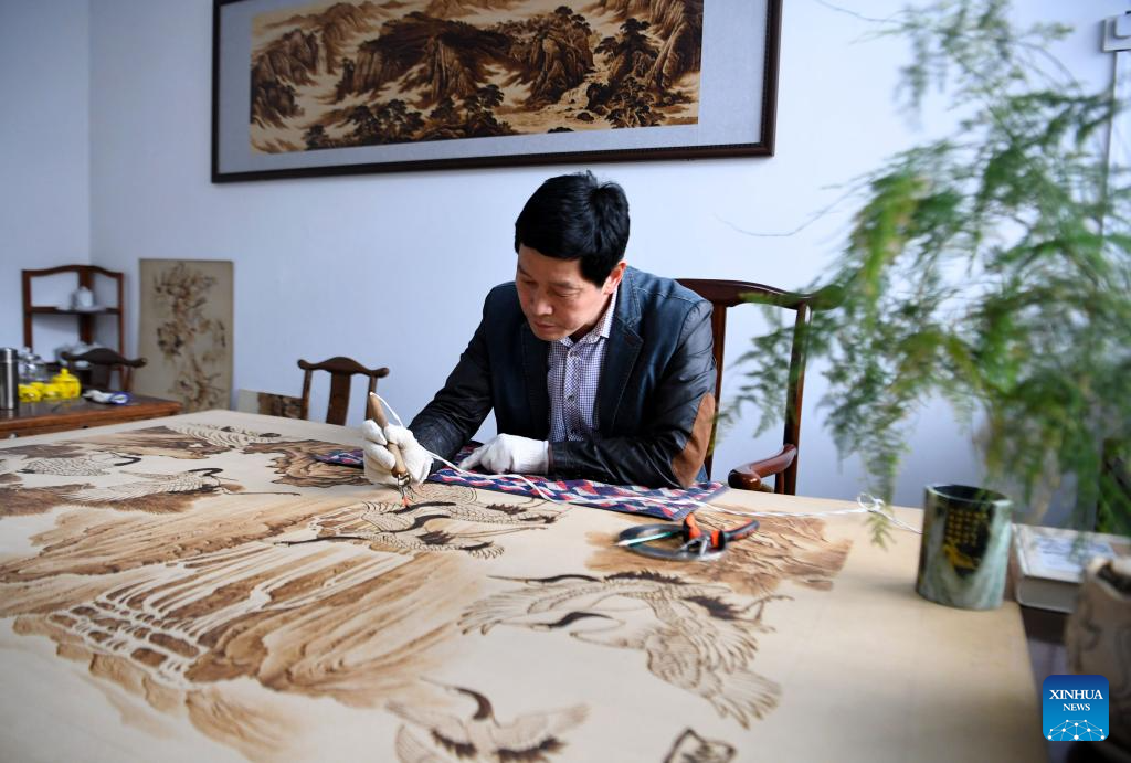 Pic story: inheritor of Nanyang Pyrography in Henan