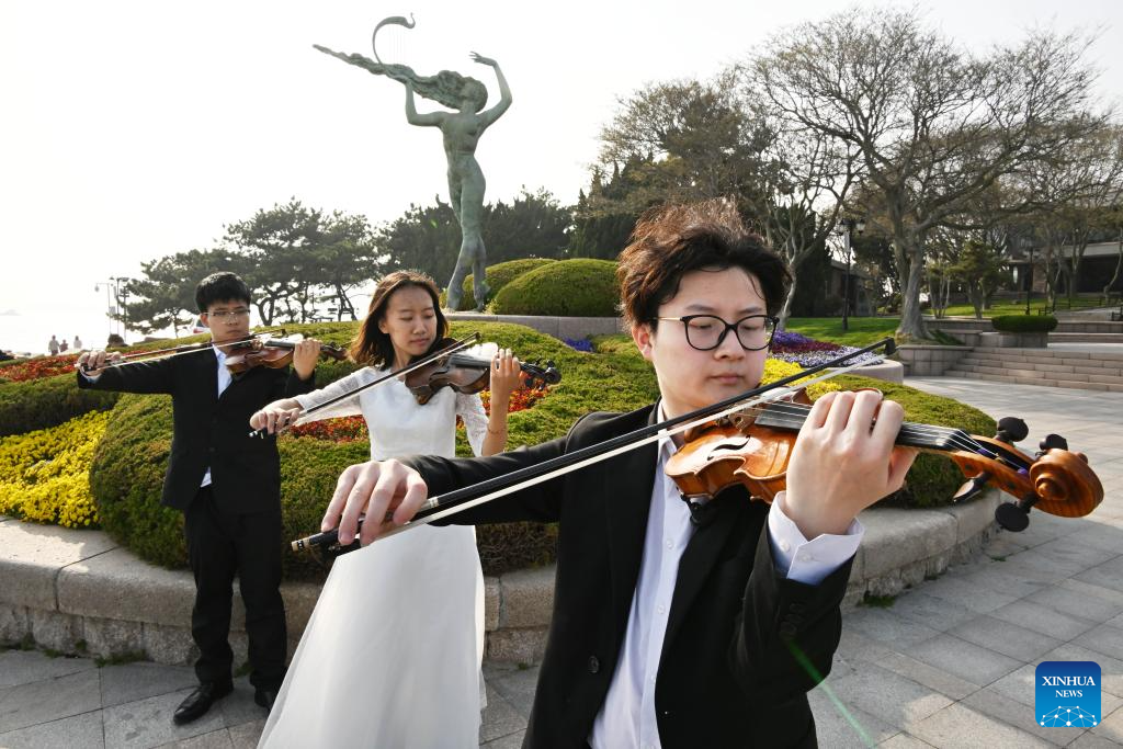 University students stage performances for public welfare in Qingdao