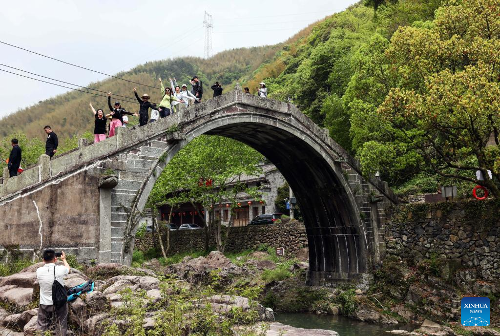 Township in E China develops ecological industry, countryside tourism