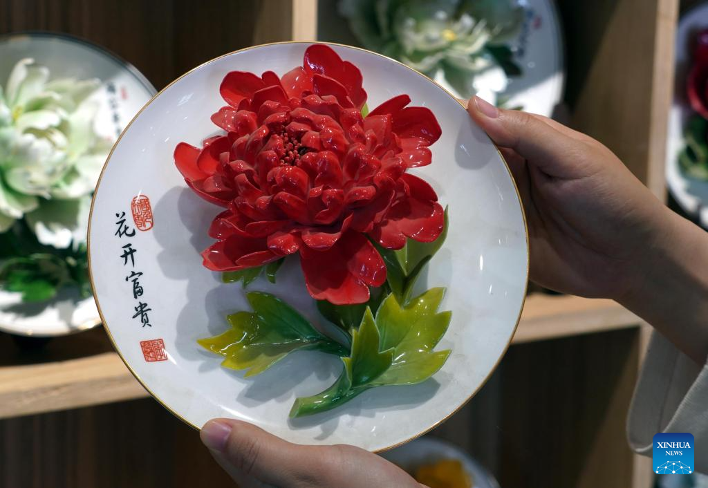 Luoyang explores culture related to peony flowers