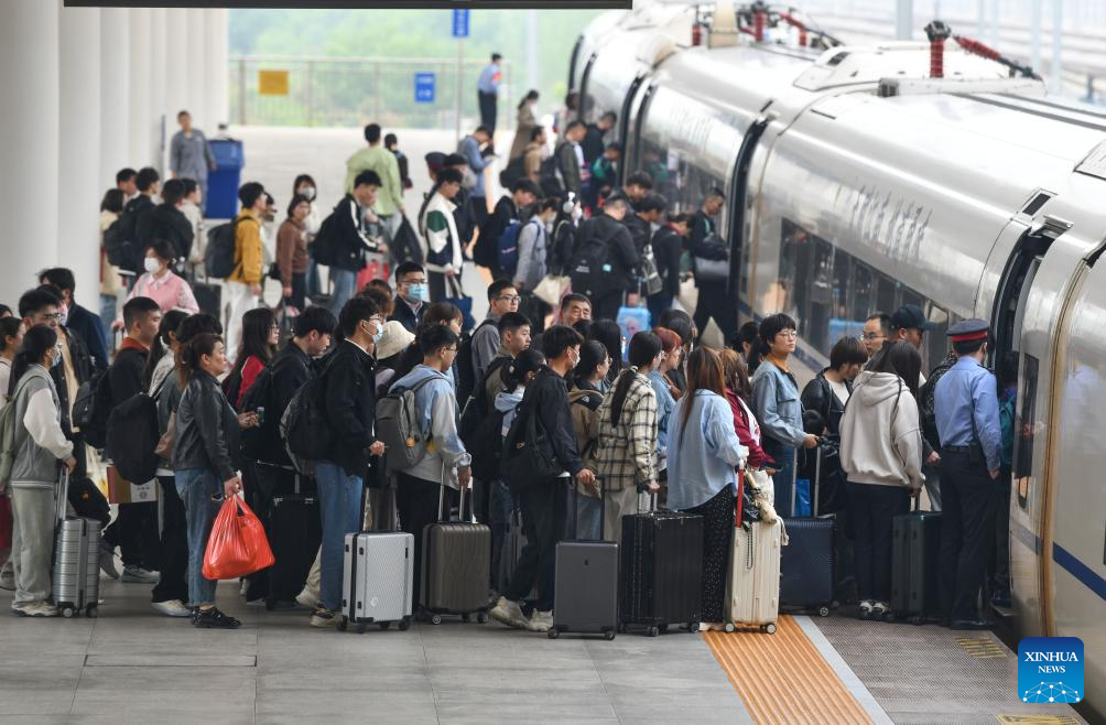 China witnesses increase of passenger trips on last day of May Day holiday