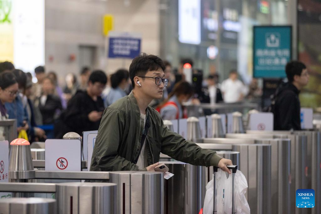 China witnesses increase of passenger trips on last day of May Day holiday