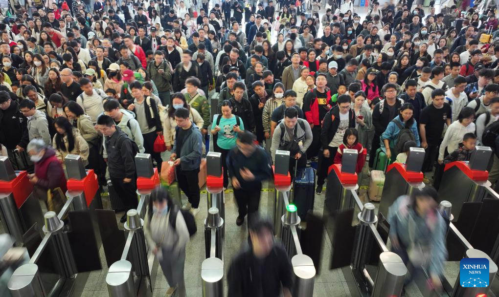 China witnesses increase of passenger trips on last day of May Day holiday