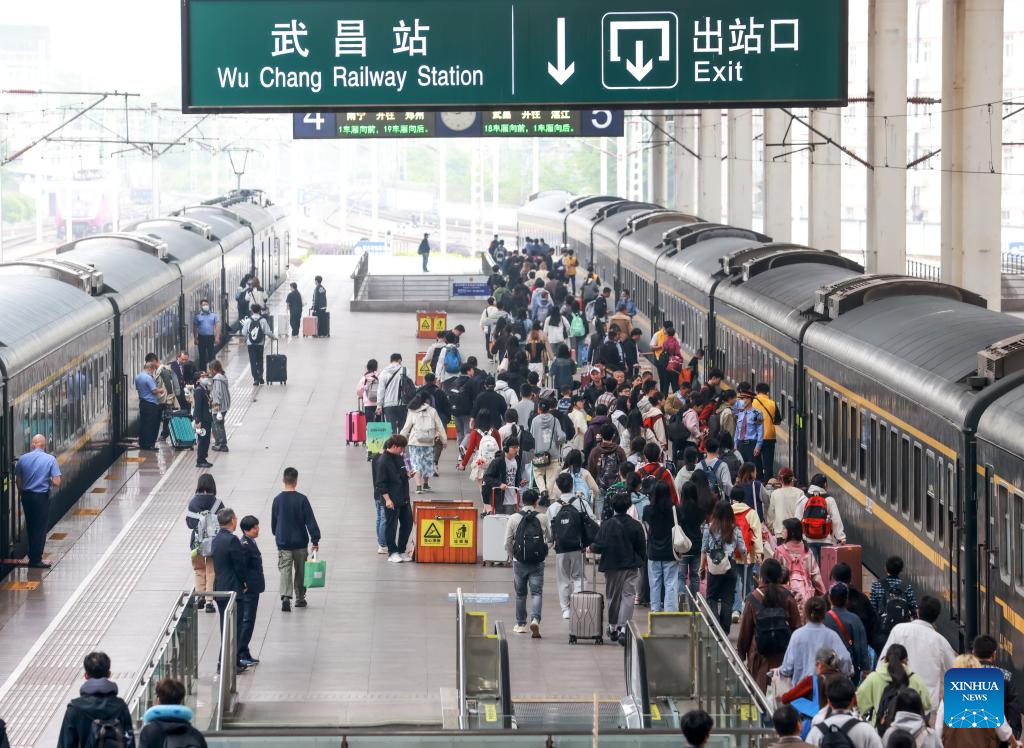 China witnesses increase of passenger trips on last day of May Day holiday