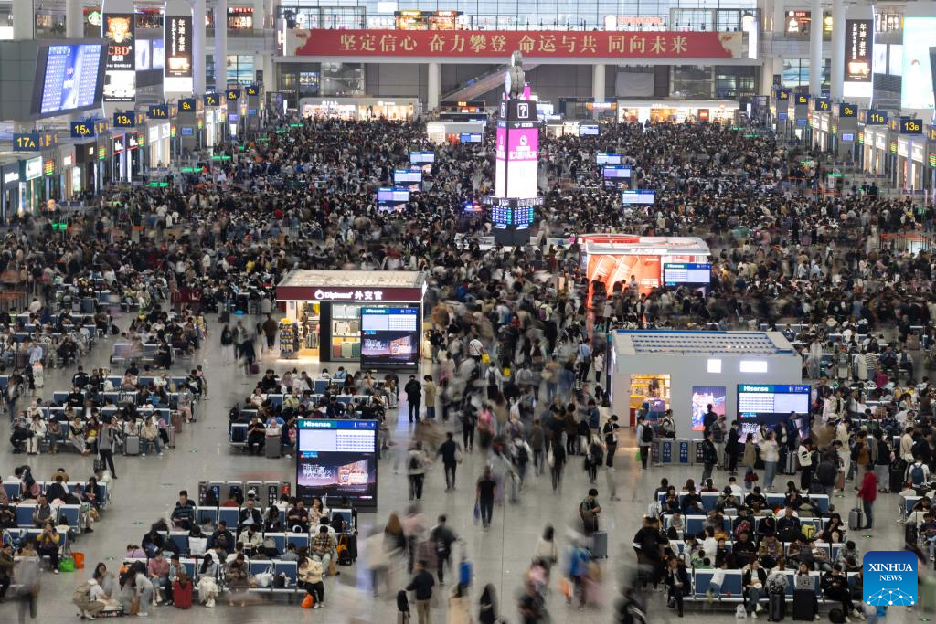 China witnesses increase of passenger trips on last day of May Day holiday