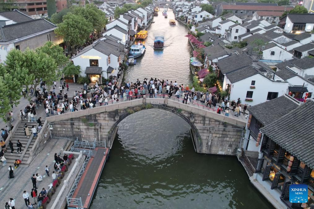 China sees nearly 300 mln domestic tourist trips during May Day holiday