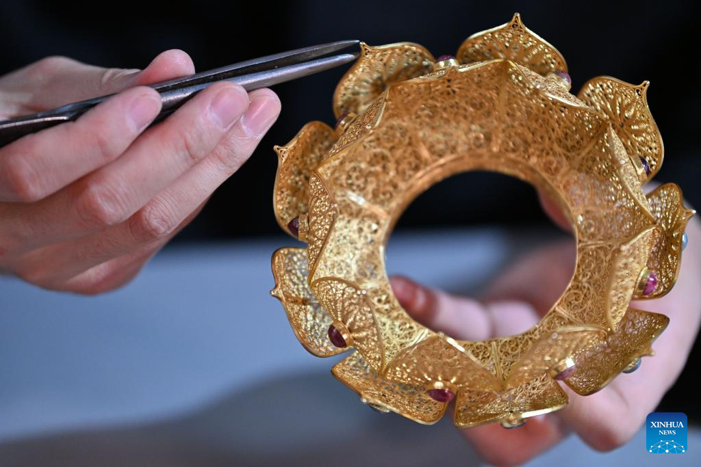 Pic story: inheritor of Ma's Filigree Mosaic art in Tianjin