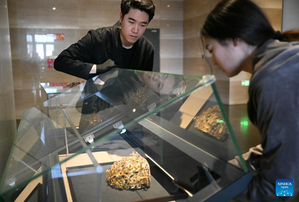 Pic story: inheritor of Ma's Filigree Mosaic art in Tianjin