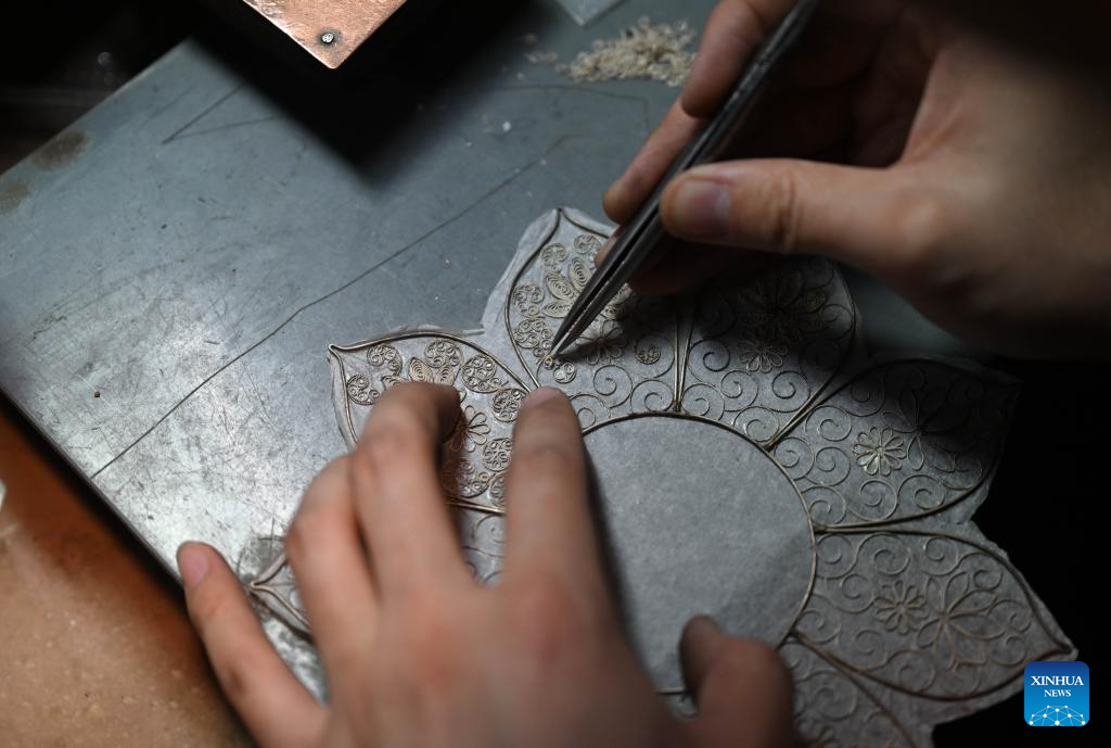 Pic story: inheritor of Ma's Filigree Mosaic art in Tianjin