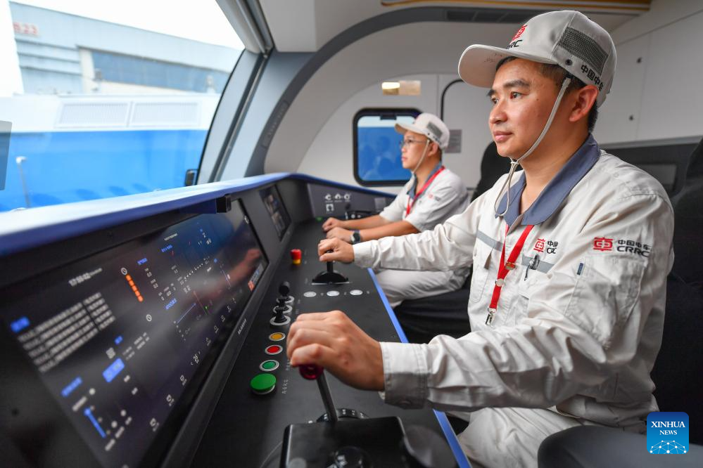 Intelligent heavy-haul electric locomotive rolls off production line in C China
