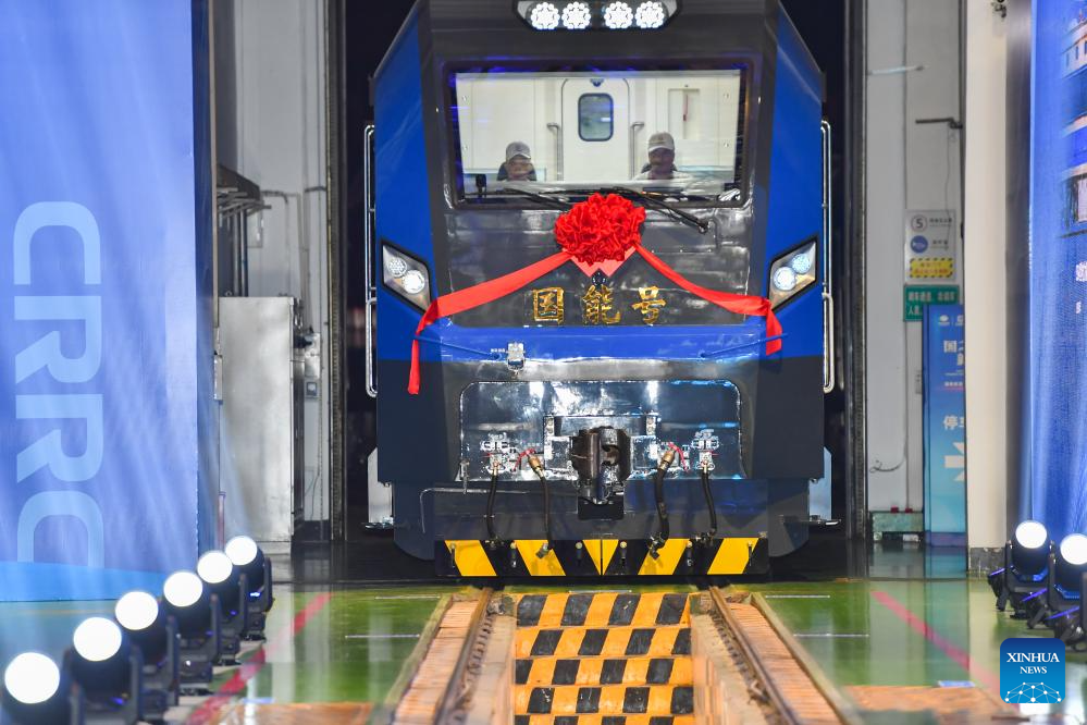 Intelligent heavy-haul electric locomotive rolls off production line in C China
