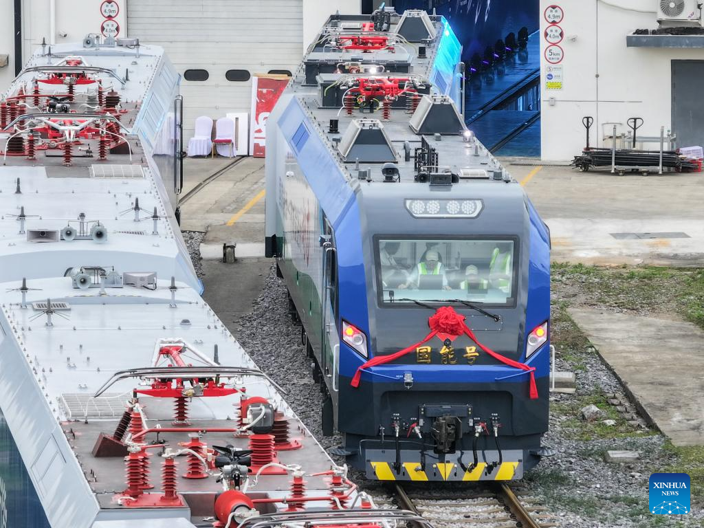 Intelligent heavy-haul electric locomotive rolls off production line in C China