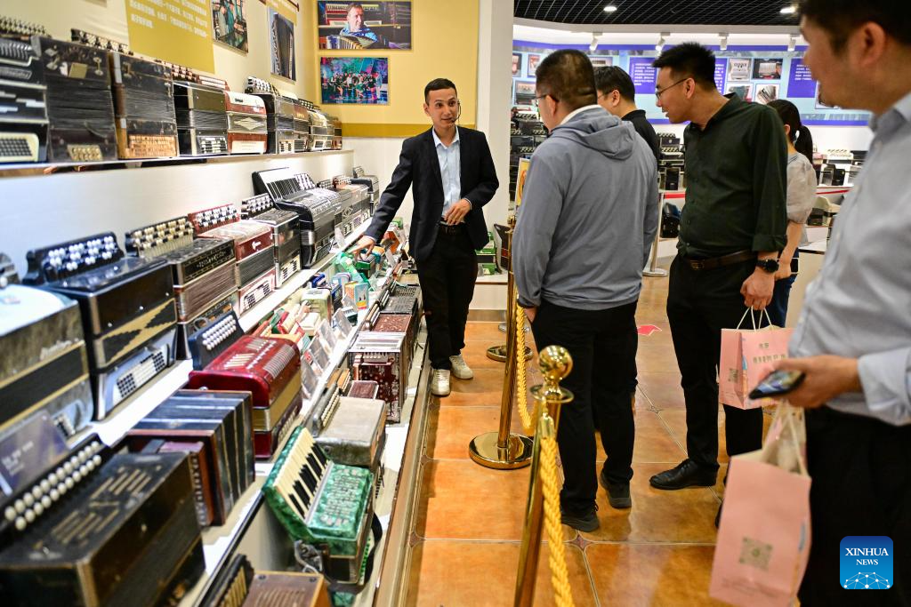 Xinjiang attracts tourists during summer