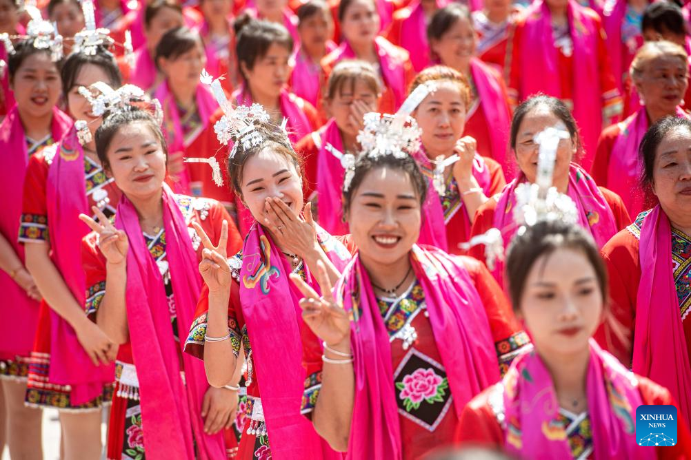 Miao people celebrate Caihuashan festival in Chongqing