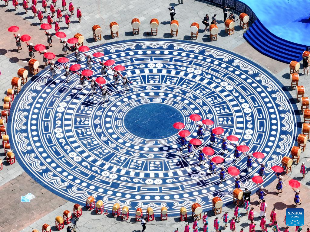 Miao people celebrate Caihuashan festival in Chongqing