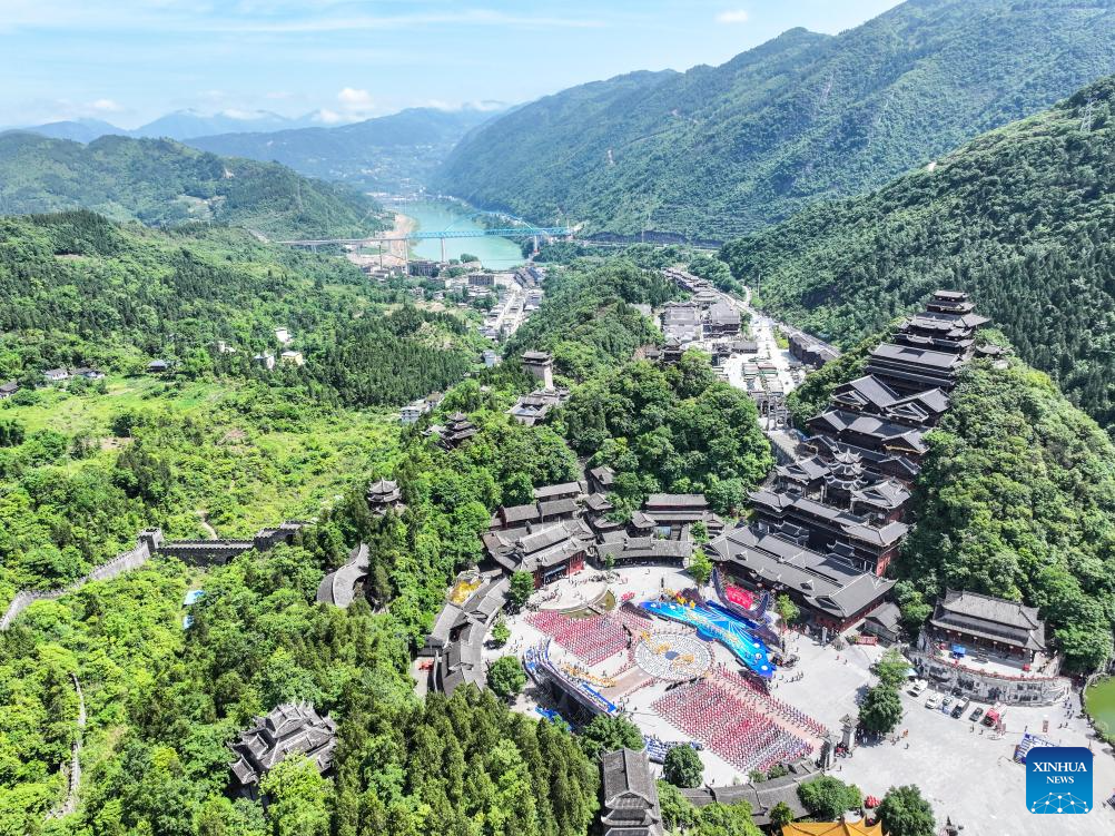 Miao people celebrate Caihuashan festival in Chongqing