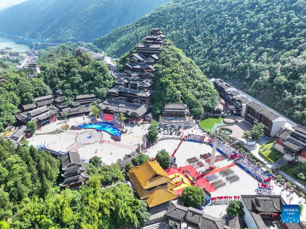 Miao people celebrate Caihuashan festival in Chongqing