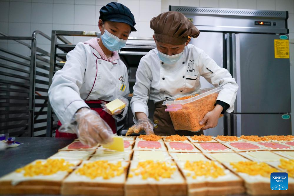 Mentally disabled people get training, job opportunities at Bakery in Nanjing