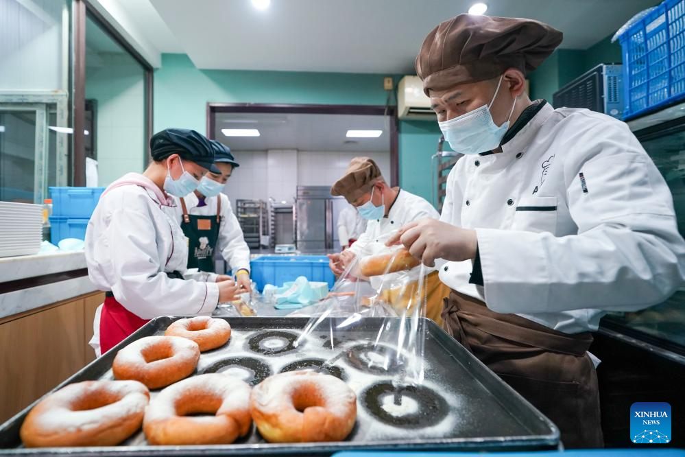 Mentally disabled people get training, job opportunities at Bakery in Nanjing