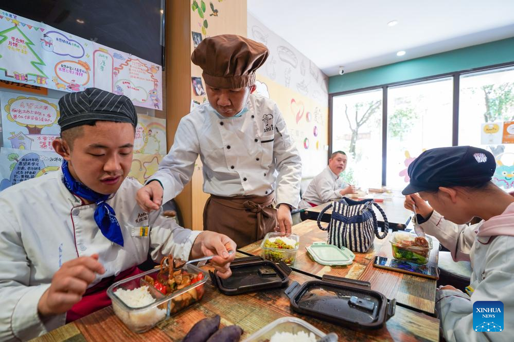 Mentally disabled people get training, job opportunities at Bakery in Nanjing