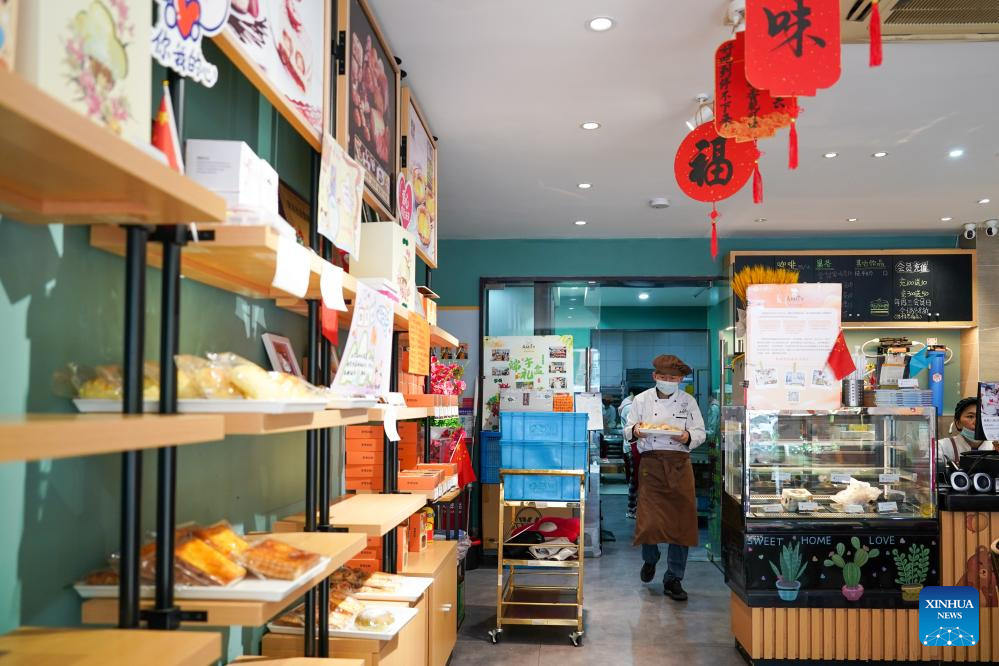 Mentally disabled people get training, job opportunities at Bakery in Nanjing