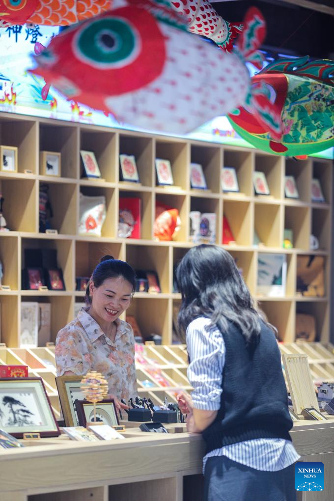 New business forms advance development and protection of traditional fish-shaped lantern