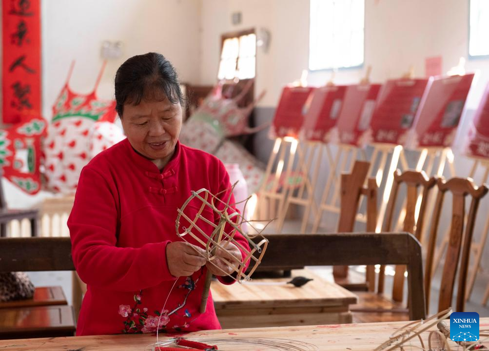 New business forms advance development and protection of traditional fish-shaped lantern