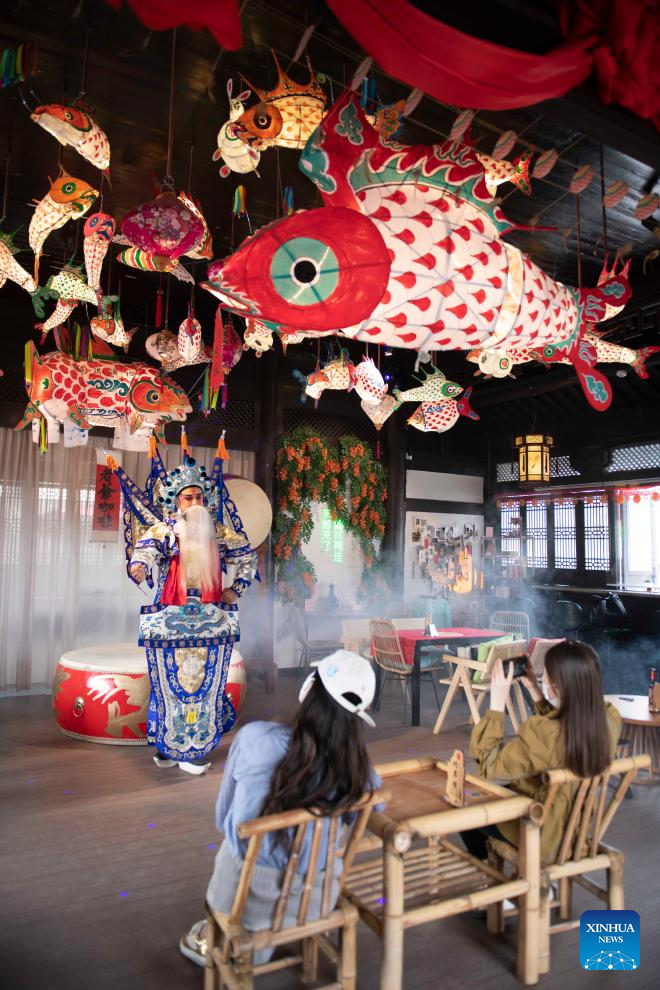 New business forms advance development and protection of traditional fish-shaped lantern