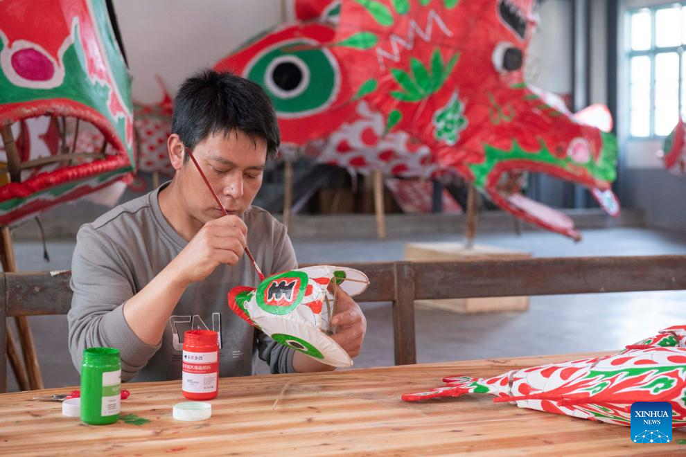 New business forms advance development and protection of traditional fish-shaped lantern
