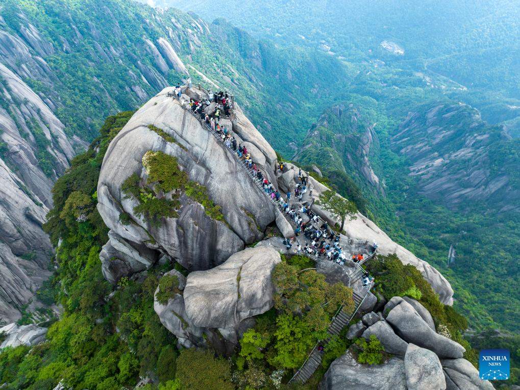 Tiandu peak attracts tourists in Huangshan Mountain scenic area, E China