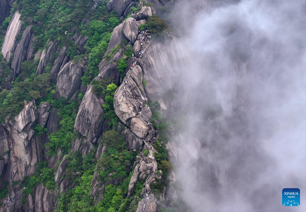 Tiandu peak attracts tourists in Huangshan Mountain scenic area, E China