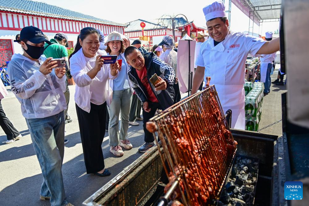 Lamb cooking contest held in Yumin County, China's Xinjiang