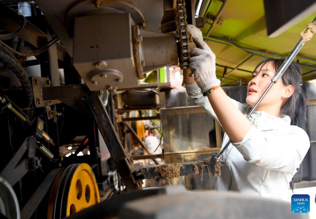 Pic story: female operator aids villagers with combine harvester
