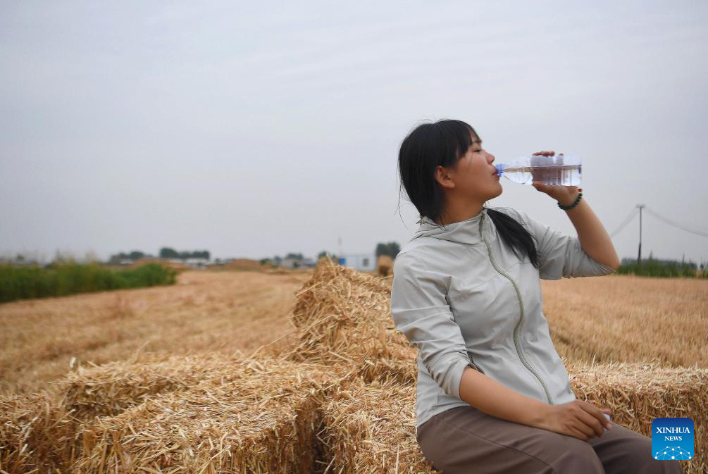Pic story: female operator aids villagers with combine harvester