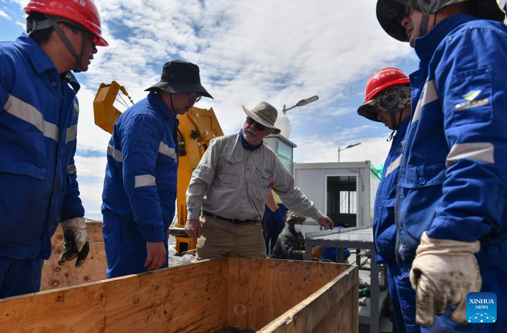 Multinational team researches climate change in world's highest saltwater lake