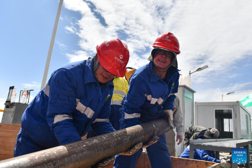 Multinational team researches climate change in world's highest saltwater lake