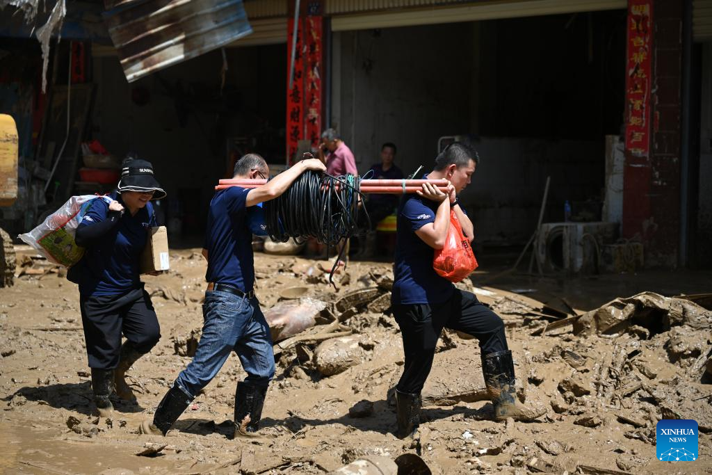 China Focus: China revs up flood rescue efforts as rains continue