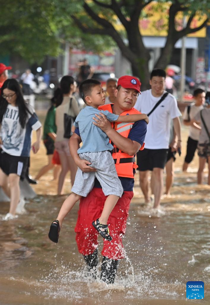 China Focus: China revs up flood rescue efforts as rains continue