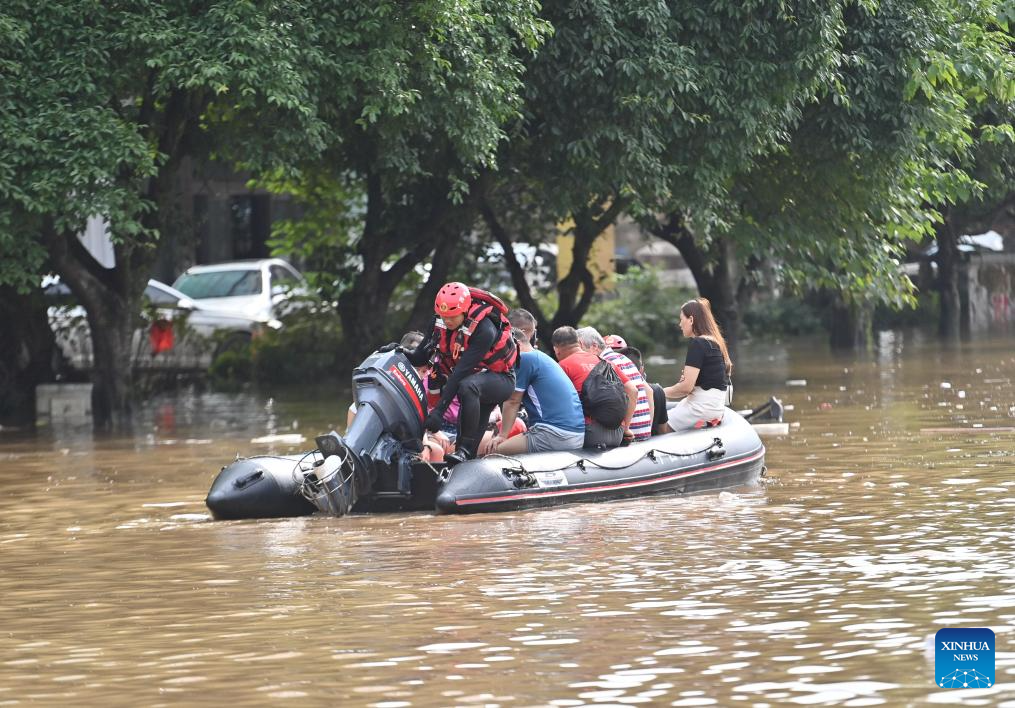 China Focus: China revs up flood rescue efforts as rains continue