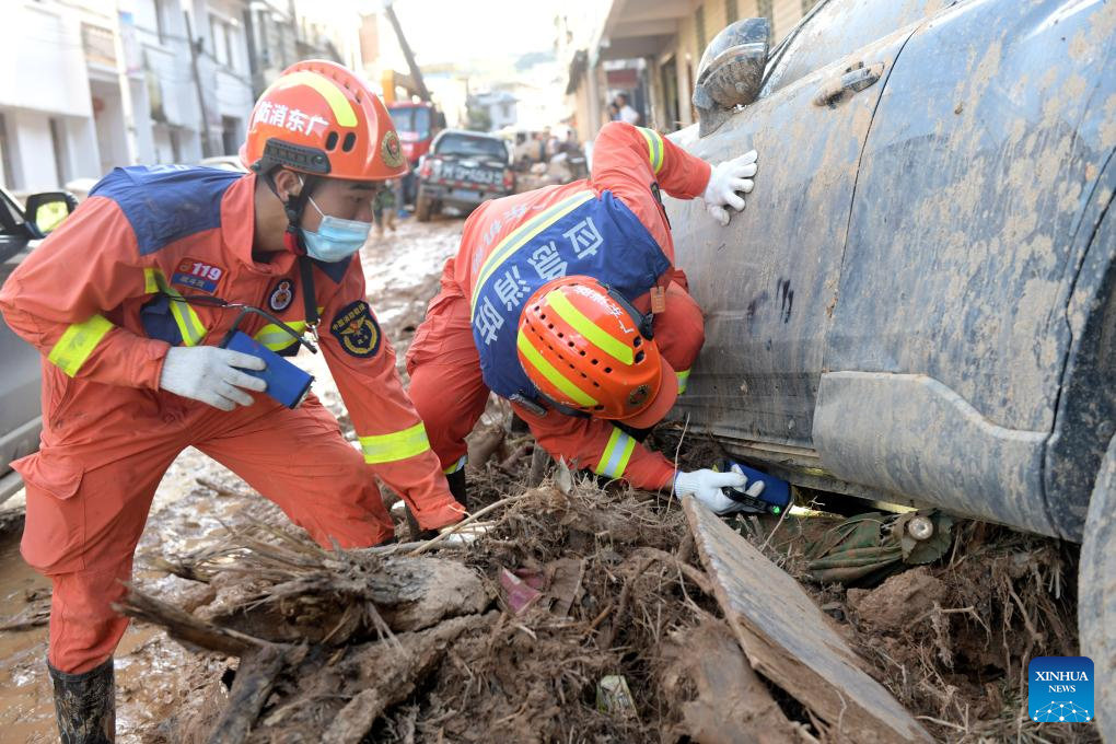 China Focus: China revs up flood rescue efforts as rains continue