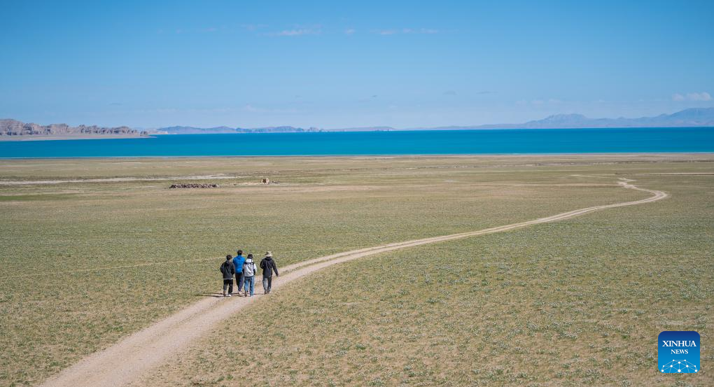 Scenery of Serling Tso Lake in SW China's Xizang