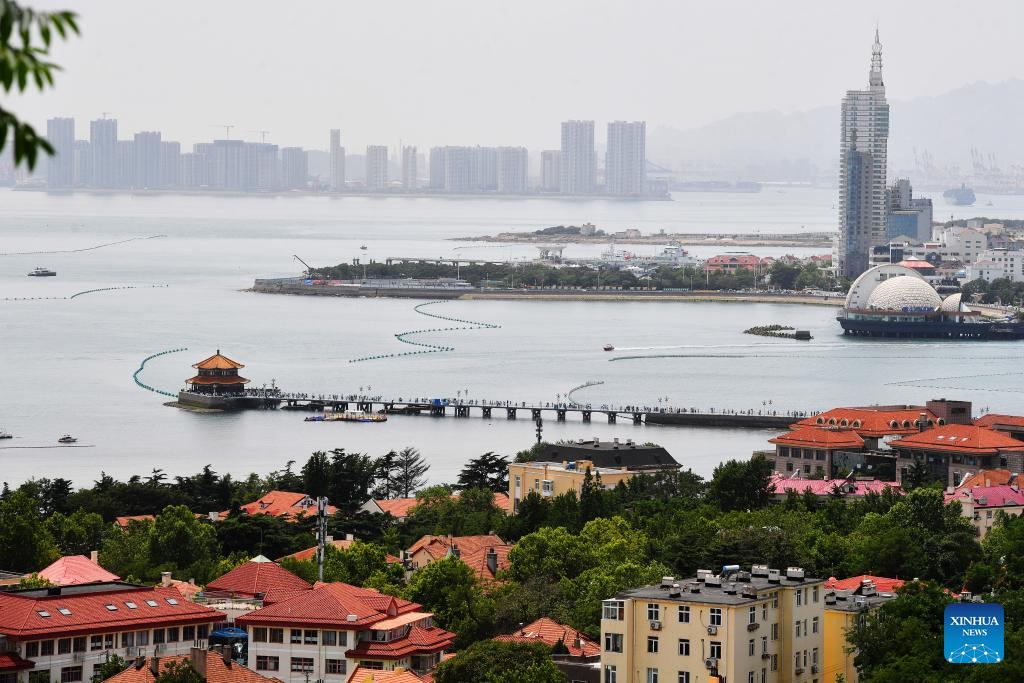 Tourism in Qingdao heats up in hot summer days
