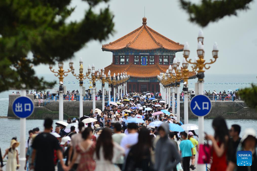 Tourism in Qingdao heats up in hot summer days