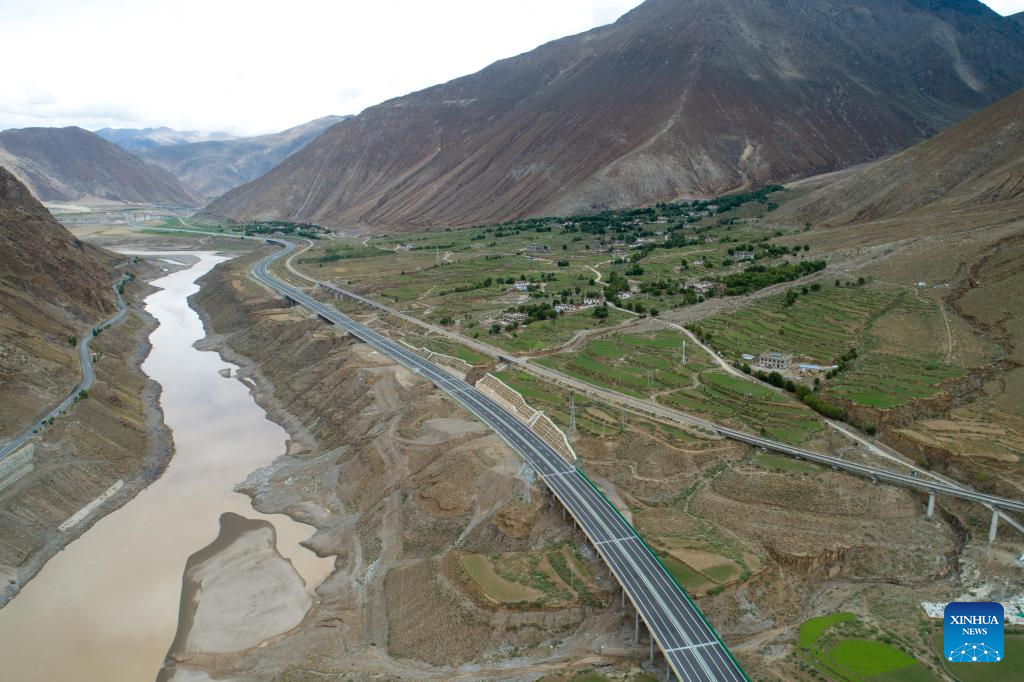 Highway linking Xizang's largest cities opens to traffic