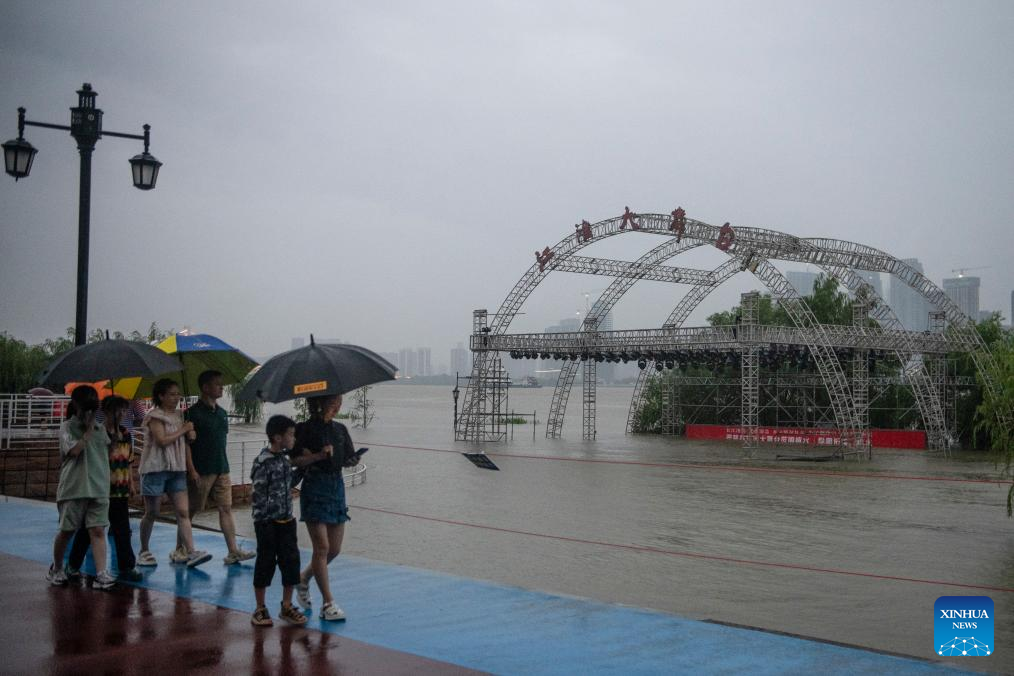 Water level in sections of China's longest river exceeds warning mark