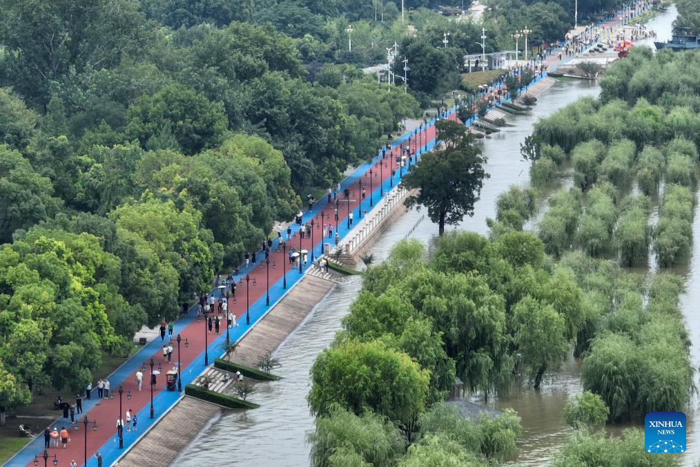 Water level in sections of China's longest river exceeds warning mark