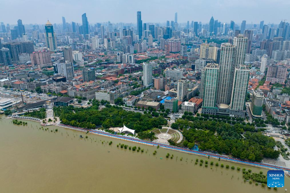 Water level in sections of China's longest river exceeds warning mark