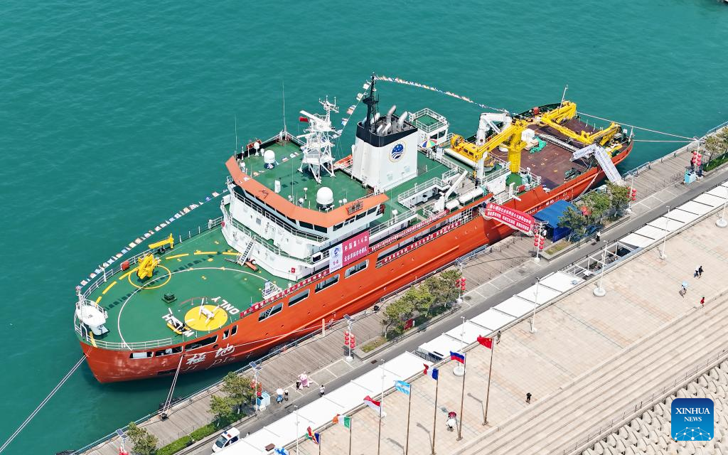 China's polar icebreakers open to public visits in eastern port city