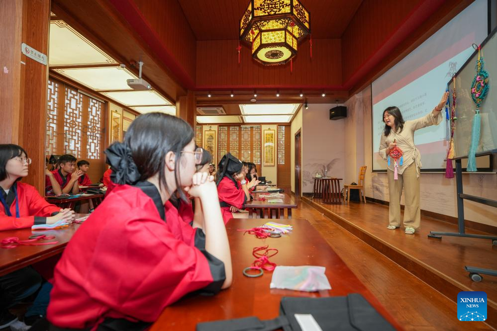 Teenagers from HK participate in study tour in E China's Jiangsu